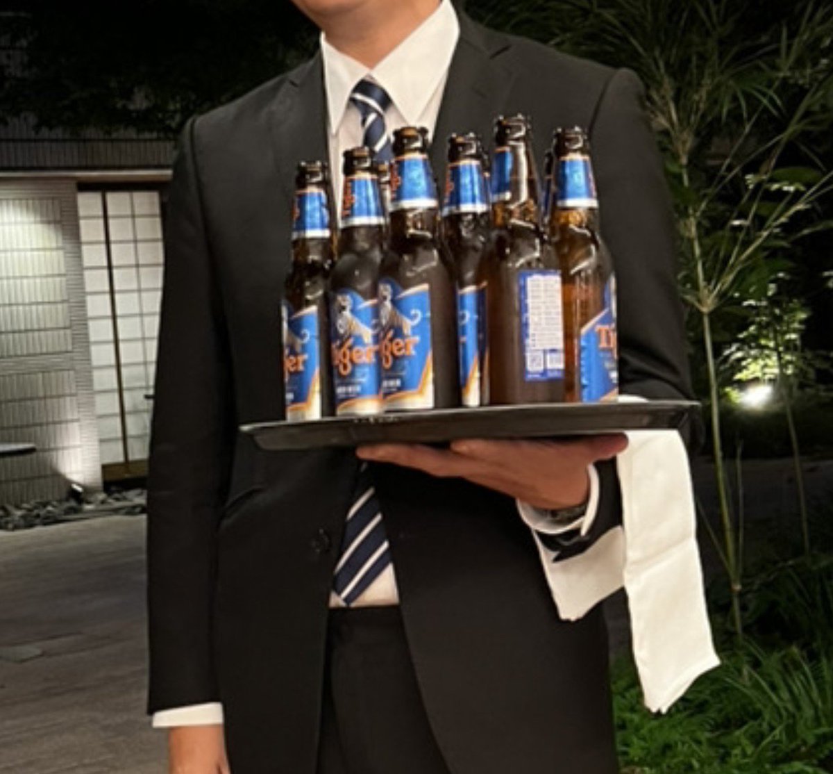event21_suto's tweet photo. 先日はケータリングのパーティーの現場で、運営をさせていただきました！！
先輩と初めてのスーツ仕事です✨️
ちなみに私は黒髪にしていきました✨️
#イベント21 #スーツ #運営 https://t.co/gEVinlMa7t