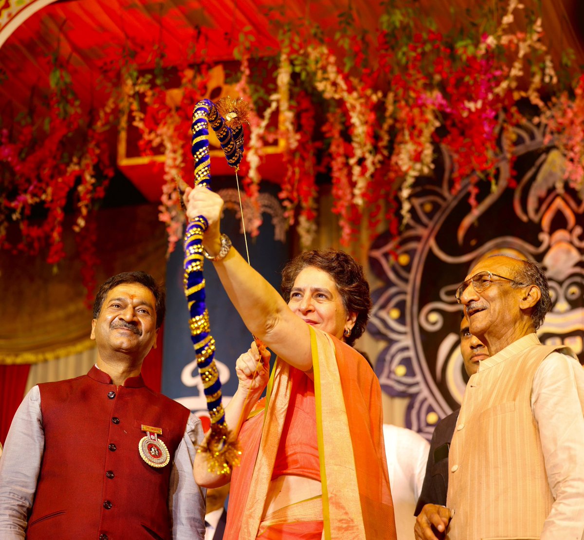 srinivasiyc's tweet photo. दिल्ली की ऐतिहासिक गांधी मैदान रामलीला में कांग्रेस महासचिव श्रीमती प्रियंका गांधी वाद्रा जी ने प्रभु श्रीराम के दर्शन किए और आशीर्वाद प्राप्त किया।

रामलीला की यही सुंदरता है, जो पीढ़ियों से हमारी आस्था और संस्कृति को एक साथ जोड़ती आई है।

जय सियाराम! 🙏 https://t.co/Td5KiGk6Rg