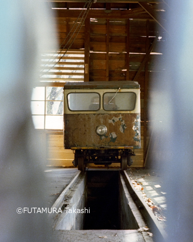ftdagashi's tweet photo. 遠山森林鉄道（３）カラーネガでも少しだけ撮っています。木造の人車はこんな色。そして、車庫らしき中に収められていたモーターカーを隙間から撮影。コダカラーXで撮った写真は、ネガフィルムであってもこれだけきれいに再現できています。次回は、いざ軌道歩きへ。1973年3月 https://t.co/Jwolj3SI7k