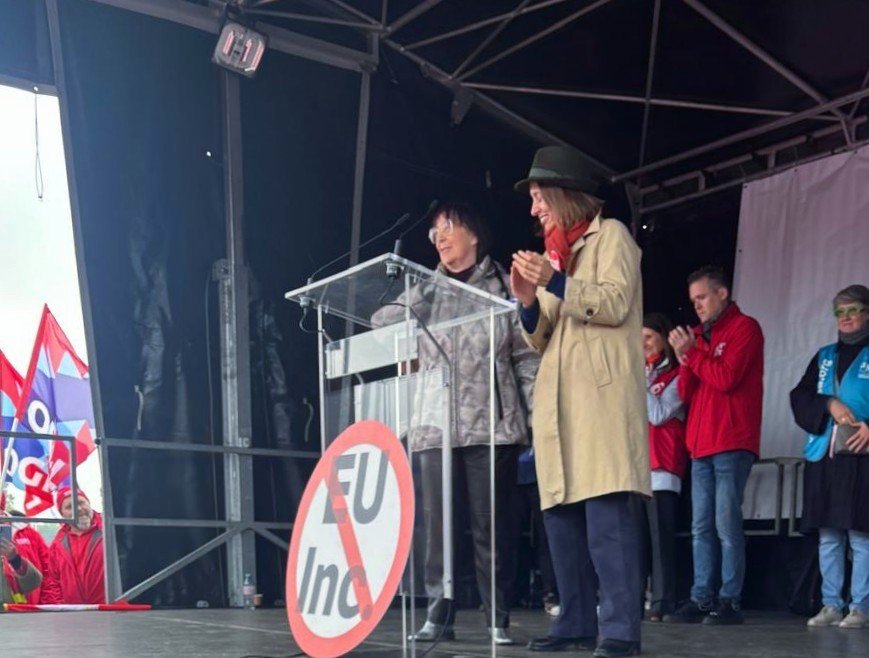PCF's tweet photo. 🚩 Le PCF représenté à Strasbourg par @Helenebidard, vice-présidente du PGE, aux côtés de @lacgtcommunique et des syndicats européens.

Nous refusons le « 28e régime », ce projet de statut européen pour les entreprises qui risque de contourner les protections nationales des salariés.

📢 Non au dumping social et à la mise en concurrence des travailleurs ! Nous voulons des droits renforcés partout en Europe.

Nos droits sociaux ne sont pas à vendre !