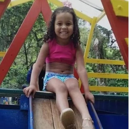 poptime's tweet photo. 🚨 LEMBRANDO: Flávio Bolsonaro ADVOGOU para PM acusado de MATAR menina de 5 anos no Rio. https://t.co/K65dOZCJS2