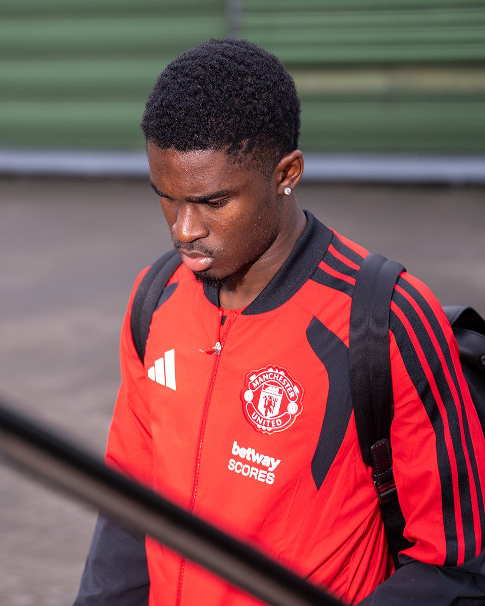 ManUtd's tweet photo. En route to Como ✈️🇮🇹