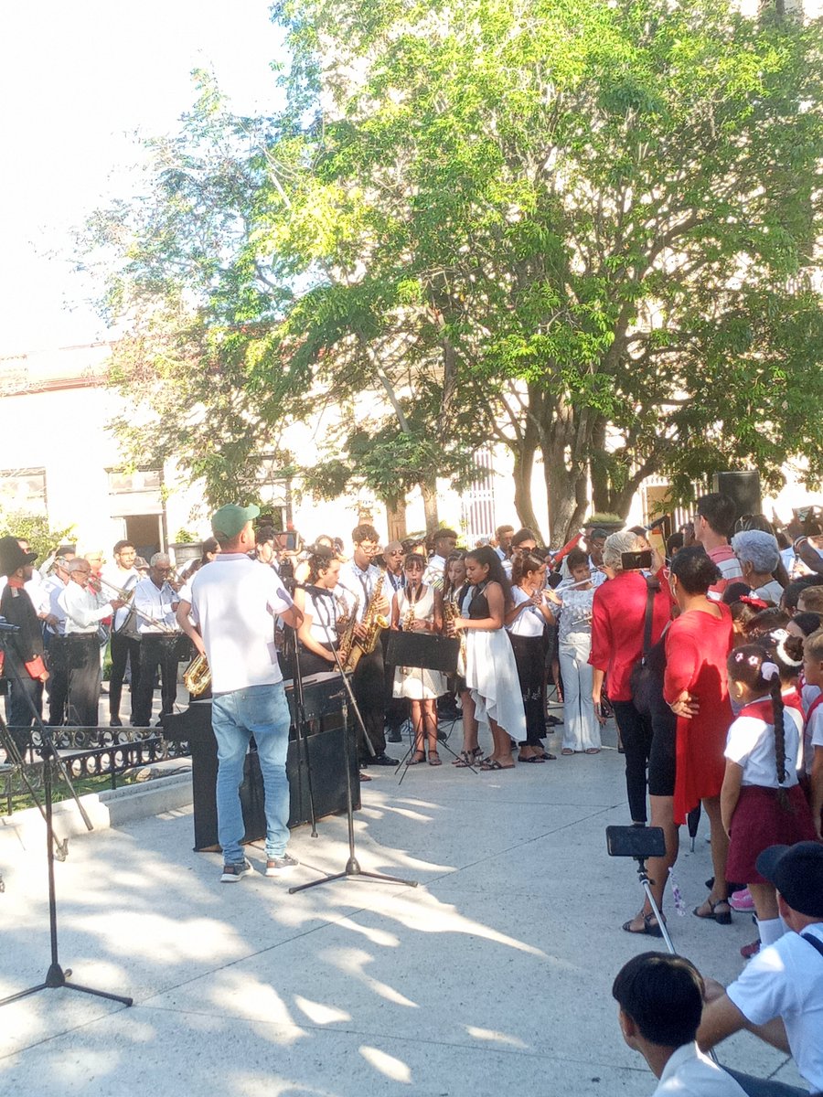 Arisbelal's tweet photo. Hoy en el Parque Agramonte de nuestra ciudad de #Camagüey ,se celebra el día de la Cultura Cubana 
Felicidades a todos en su día. https://t.co/xzxxIzrLQL
