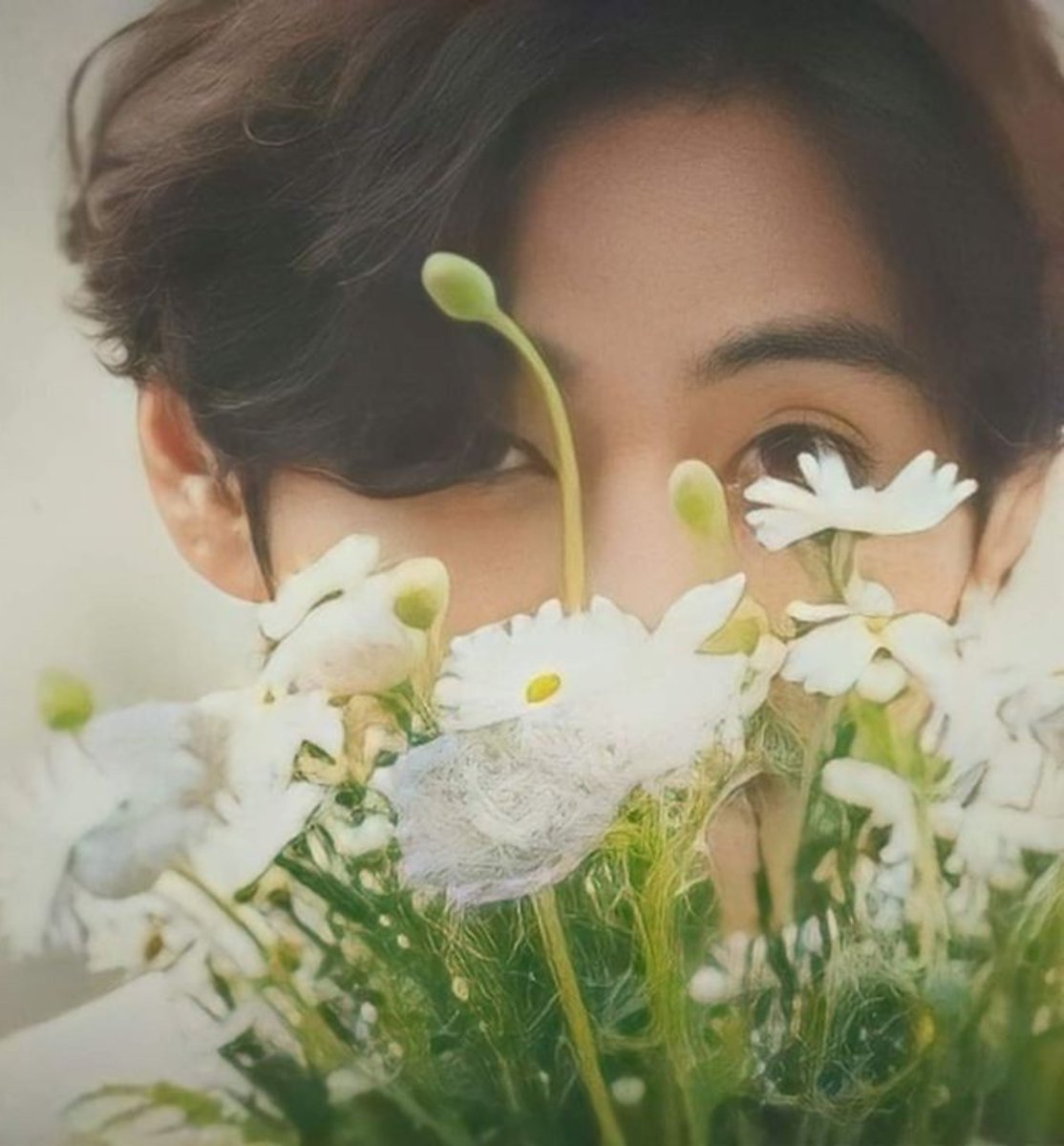 vantaerkive's tweet photo. Taehyung with flowers is so dreamy https://t.co/J1ClFlLbj4
