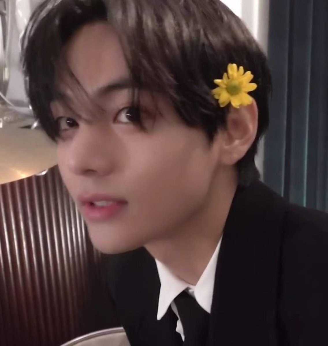 vantaerkive's tweet photo. Taehyung with flowers is so dreamy https://t.co/J1ClFlLbj4