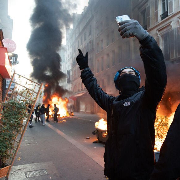 ShadesFrance's tweet photo. 🚨🇫🇷 En seulement 48 heures, La PRÉFECTURE DE POLICE de PARIS lance une PLATEFORME destinée à recueillir les images des dégradations survenus depuis la journée du 17 OCTOBRE

📱 Les citoyens sont invités à transmettre leurs photos et vidéos aux forces de l’ordre pour faciliter l’IDENTIFICATION et l’INTERPELLATION des auteurs