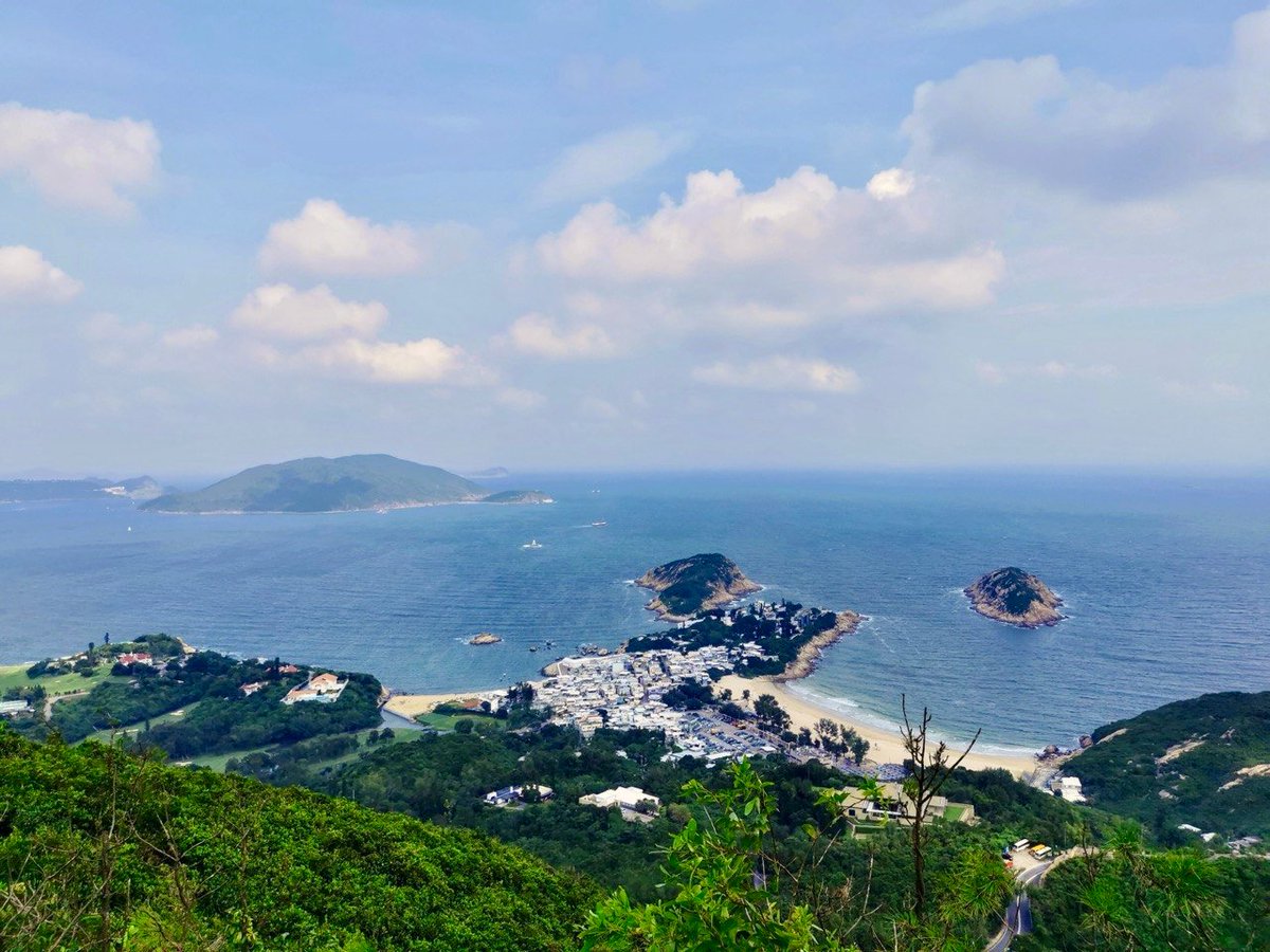 hkleo999's tweet photo. 研究了几年A股量化，最后我却越来越喜欢一种没什么技术含量的投资方式：每个月发了工资，往IBKR转点钱，买入美股ETF，然后尽量不折腾。

以前的我可不是这样的。

我一直挺喜欢研究投资策略，毕竟自己会写点代码，又有点研究背景，总觉得投资应该靠数据和技术说话。

这些年研究过不少A股量化策略，平时喜欢跑回测、看收益曲线，研究各种参数，琢磨着怎么提高收益、降低回撤。

看到一条漂亮的回测曲线，确实挺有成就感，总觉得自己好像发现了什么财富密码。

不过研究得越久，越发现投资这件事没有想象中那么简单。

历史回测表现不错的策略，不代表未来就能取得同样的收益。市场风格会变化，策略会失效，实盘还有交易成本和各种不确定性。

更重要的是，即使你研究出了一套不错的策略，能不能长期坚持执行，又是另一回事。

市场涨的时候，容易嫌自己赚得不够多；市场跌的时候，又忍不住怀疑策略是不是出了问题。

有时候研究了半天，最后发现还不如老老实实拿着指数ETF省心。

当然，我并不是说量化投资不好。相反，这些年的量化研究让我学到了很多东西。只是随着年龄增长，工作、家庭占据的时间越来越多，我开始重新思考，自己究竟想从投资中得到什么。

投资的目的，本来就是为了积累财富，让未来的生活更自由。

如果每天都得花大量时间研究行情、调整策略，甚至因为账户涨跌影响心情，那好像又有点本末倒置了。

所以现在，我把更多的长期投资放在美股ETF上，主要是SMH和VGT（多谢硅谷居士）。每个月发了工资就往账户里转点钱，买入之后尽量长期持有。

当然，这两只ETF都集中在科技行业，尤其是SMH，波动和风险一点都不小。选择它们也不代表我找到了什么稳赢的投资方法。

只是相比以前，我越来越能接受一件事：

投资不一定要搞得特别复杂，也不需要时时刻刻证明自己比市场聪明。

找到适合自己的投资方式，然后长期坚持下去，可能比不断寻找下一个更好的策略还要困难。

以前做量化，总想着怎么战胜市场。

现在研究了这么多年，反而觉得最需要战胜的，可能还是那个总喜欢瞎折腾的自己。

毕竟，投资是为了让生活更轻松，而不是给自己找第二份工作。