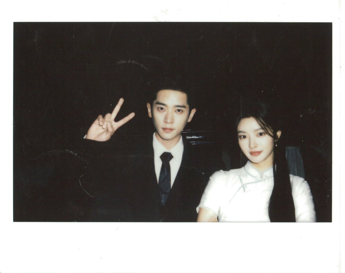 jadepavilion_'s tweet photo. the lament of autumn’s weibo account is celebrating that the drama debuted with an 9.1 rating on weibo!

“the lament of autumn opens with a 9.1 rating on weibo” (hot search #)

“tormenting people in the drama, captivating people outside of it. thanks to the strong support of all our longtime viewers, the lament of autumn (玉簟秋) has debuted with a 9.1 rating on weibo!

capturing moments on film, the story continues!”