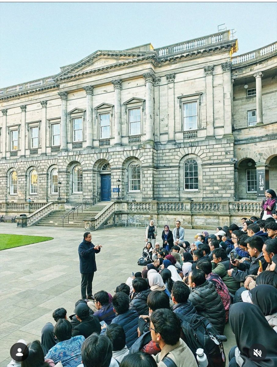 yaniarsim's tweet photo. Pak @aniesbaswedan ngemper di tangga Old College, Universitas of Edinburgh, Skotlandia.

Bikin termul emosi lihat pengangguran masih diakui Dunia. https://t.co/7kYVUocjBK