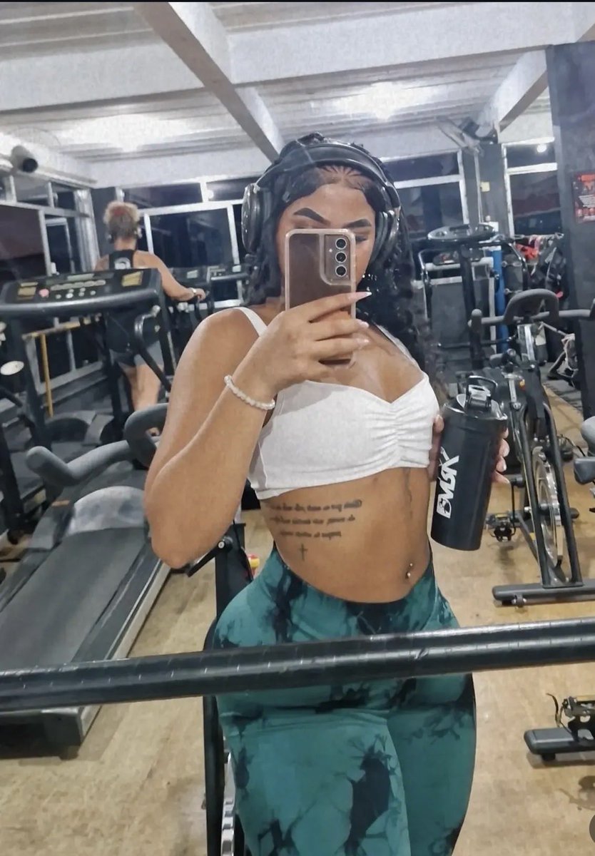 Isahbbyz's tweet photo. No foco 🏋🏽‍♀️ quem quiser me ver suadinha 👉🏽 https://t.co/s29Mk7l2qO https://t.co/HTwHmsqEK1
