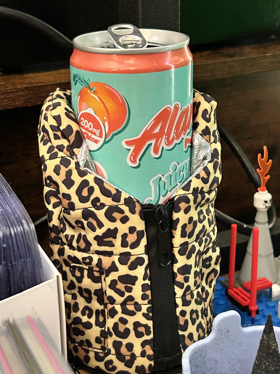 GoldenGGeeks's tweet photo. A lil cunty puff vest got my sanity juice lol https://t.co/E5xE4HYrvj