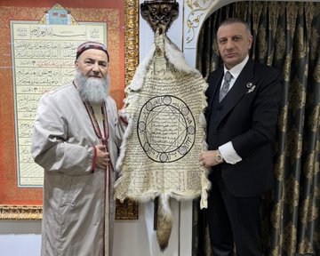 SennAbdulkadir's tweet photo. Cübbeli Ahmed siyasileri tesir altına almak amacıyla Sihir/büyü yapıyor. 

Sizlere daha önce bu meselede çalışmalarım olduğunu söylemiştim. Şer'i Rukye'yi pek çok incelikleriyle biliyorum. Biz yalnızca ve hiç bir ekleme-çıkarma yapmadan Allah'ın kitabıyla tedavi olur ve hiç başkasını katmadan ondan yardım isteriz. (iyyake na'budu ve iyyake nestain) Buna ek olarak ve şafi bir Müslüman olarak şeriata mutabık tasavvuf ve zühdü de sevdiğimi özellikle ifade edeyim ki "ad hominen" yapıp "vohhabi" diyerek gürültü yapmasınlar. 

Cübbeli Ahmed'in paylaştığı ve necis kurt (köpek) derisine işlenen tılsımlar net bir şekilde sihirdir. Yırtıcı ve vahşi hayvanların (özellikle köpek, aslan, kurt) derisine şekillerin ve tılsımların yazılması J. G. Frazer’ın The Golden Bough (1890)“Sempatik büyü”  (Sympathetic Magic) kavramına dayanır. Bu şamanizme dayanan bir uygulamadır. Bu mantığa göre:

Benzerlik ilkesi (homeopatik büyü): Benzer, benzerini doğurur.
Temas ilkesi (bulaşıcı büyü): Bir kez temas etmiş şeyler etkileşmeye devam eder. 

 Ledunni ilim, gizli havas ilmi söylemleri ise çoğu zaman bu hakikati örtmeye yarayan batıni-Şii kılıflardır. Bu gördüğünüz büyü türü Şiiliğin İsmailiye kolunda da yaygındır. 

1- Bu sihir genellikle politikacıları/hükümdarları etkisi altına almayı amaçlayan tılsımlardan ibarettir. Özellikle şeytan ve ifritlerin önde gelen ismi olan "Kızıl Cin'den" yardım isteniyor. "Ey Kızıl" deniyor. 

"Şüphesiz ki bazı insan erkekleri, cin erkeklerine sığınırlardı da, onların taşkınlıklarını artırırlardı" (Cin Suresi-6)
(Konu hakkında bir hadis: https://t.co/y4wyeOdRLC)

2-İçinde ayetler olsa da adeta bala zehir katmak gibi esrarengiz isimler ve şekiller var. Zaten espri de burada. Hakka batıl karıştırmak. 

3- Siyon Yıldızı'nın dış kısmında İbranice ve Süryanice ay isimleri var. Eski antik sihir geleneğinde ayın isimleri korunma, düşmanlık ve yakınlaştırma gibi amaçlarla sihir için kullanılır. Bu isimler önceleri salih olan ancak sonra suretleri yapılıp puta dönüştürülen ve şeytanların da temsil ettiği tapınılan isimlerdir. Bu sihir geleneğinde çoğu salih kimse öldükten sonra şeytanlar/cinler onun ruhuyum diye insanları aldatır. Mekke müşrikleri de salih kimseler olan "lat, menat, uzza" gibi putlara tapar ve biz onlara değil içlerindeki "temsil ettikleri ruhlara" tapıyoruz derlerdi. 

Şu ayetleri hatırlayın:  

"(Melekler) Derler ki: 'Sen yücesin, bizim velimiz sensin, onlar değil. Hayır, onlar cinlere tapıyordu ve çoğu onlara iman etmişlerdi.'" (Sebe-41)

"Bilinmeli ki halis dindarlık yalnız Allah için olanıdır. Allah’tan başka şeyleri kendilerine koruyucu kabul edenler, -ki “sadece bizi Allah’a yaklaştırsınlar diye onlara tapıyoruz” diyorlar- ayrılığa düştükleri konularda Allah onların arasında hükmünü verecektir. Yalancı ve inkâra saplanmış kimseyi Allah kesinlikle doğru yola yöneltmez." (Zümer Suresi-3)

4-Sözüm ona dua içinde Allah'ın ismi geçtikten sonra onun tasarrufunda -haşa-ortak olan salih kimseler, ışıklar, ay, güneş ve ruhanilerden yardım istenip şöyle deniliyor: 

بسم الحق الفرد الدائم القادر الذي خلق الأشياء كلها وخلق العبد ونفخ فيه من روحه فسجدت له ملائكته وأمرها بأوامر ..... بجلاله لا إله الا هو الأحد ... . أعزم عليكم أيتها الروح الروحانية الأبرار السالمون تحت عرش الملك .. .. والسائرون بسيرانه المتصرفون في أفعاله. 
في الدائرة: إني أقسمت عليكم ياقمر ويا بدر ويا نور أجيبوني وكشفوني وكلموني . اللهم احفظ من شر الجن والشياطين وجميع مخلوقات العجل العجل العجل . الساعه الساعة الساعة للواحا للواحا للواحا.

"Hak olan, tek ve daimî, her şeye gücü yeten Allah’ın adıyla. Bütün varlıkları yaratan, kulu yaratan ve ona kendi ruhundan üfleyen O’dur. Bunun üzerine melekleri ona secde ettiler. Allah, meleklerine kendi yüceliğine uygun emirler verdi. O’ndan başka ilah yoktur. O, tektir..."
Buraya kadar normal. Bundan sonra ise şirk ifadeleri başlıyor ve Allah'ın mülkünde tasarruf sahibi oldukları ileri sürülen ruhlardan yardım isteniyor. 

"Sizleri, ey ruhani ruhlar, ey salih ve esenlik içindeki varlıklar! Hükümdarın arşının altında bulunan, onun yürüyüşüyle yürüyen ve fiillerinde tasarrufta bulunan varlıklar! (Sizin üzerinize yemin ederek) sizleri göreve çağırıyorum."

فإني أقسمتُ عليكم يا قمر ويا بدر ويا نور، أجيبوني و[اكـ]شفوني (?) و[…] وكلّموني. اللهم احفظني من شرّ الجن والشياطين وجميع مخلوقات[ك]. العجلَ العجلَ، الساعةَ الساعةَ، الوحا الوحا.
 “Ey Kamer, ey Bedr, ey Nur! Size yemin veriyorum: bana icabet edin, (bana görünün?) ve benimle konuşun. Allah’ım, beni cinlerin, şeytanların ve bütün yaratıkların şerrinden koru. Çabuk, çabuk! Hemen, hemen! Acele, acele!”

5-Yıldızın ucunda ayın isimleri (Ay tanrıları) yer alıyor. 
Liyahim
Liyâlgu
Liyâfûr
Liyârûs / Liyârûth
Liyârûğ
Liyârûş
Liyaşlel 
Ali el Buni'ye ait sihir kitabında bunların eski dönemlerden beri sihirbazlar tarafından kullanıldığını ifade eder. 

5-En altta ise 3x3 ve 4x4 gibi ebced ve cifr tılsımları/vefkler var. 

6- Cübbeli'nin tılsımında geçen "adonay" ifadesi Yahudi dilinde tanrı manasına gelir. Seboat ise İbranice ordular demek. Kabala büyü haritasının/ağacının yani Sefira'nın 8.9. dallarına işaret eder. Tanrısal gücün yayılımını ifade eder. Kurt postu ile ordu ifadesi bir araya gelince de benzerlik ilkesi harekete geçer... 

7-Deri üzerinde ayrıca "Fâtiha Suresi’nde hiç geçmeyen yedi harf" var. Bunlar "yedi harf “sevâkıt” (düşenler) diye anılır. Bunlar da tılsımda kullanılır. 

      Harf             Kelime                      Anlamı
 ث                 (sübûr)  ثُبُور              helak, yok oluş
  ج                 (cahîm)  جَحِيم            cehennem ateşi
خ    خِزْي (hizy)    rezillik, rüsvaylık
ز    زَقُّوم (zakkûm)    cehennem ağacı. Bazı rivayetlerde زَفِير (zefîr, inleme)
ش    شَقَاوَة (şekâvet)    bedbahtlık. Bazı rivayetlerde شَهِيق (şehîk, hıçkırık)
ظ    ظُلْمَة (zulmet)    karanlık. Bazı rivayetlerde ظَمَأ (zama’, susuzluk)
ف    فِرَاق (firâk)    ayrılık

Burada tılsım sihir değildir diye bir savunma geliştirirler ki mesele çarpıtılır. Oysa bu deride tılsımdan çok daha fazlası var. Cinlere yemin verdirip yardıma çağırma vardır ki bu alimlerin icması ile haramdır. Sihir ise net küfürdür.  Hz. Süleyman'ın:

"Ey Rabbim! Beni bağışla. Bana, benden sonra kimseye lâyık olmayacak bir mülk (hükümranlık) bahşet! Şüphesiz sen çok bahşedicisin!" duasına aykırıdır. Kim cinlerden yardım isterse onu oyuncağa çevirirler ve dini ile imtihan ederler. 

Maalesef bu meselede de 

Köpek olmuş kurt
Büyü olmuş havas

Abdulkadir Şen