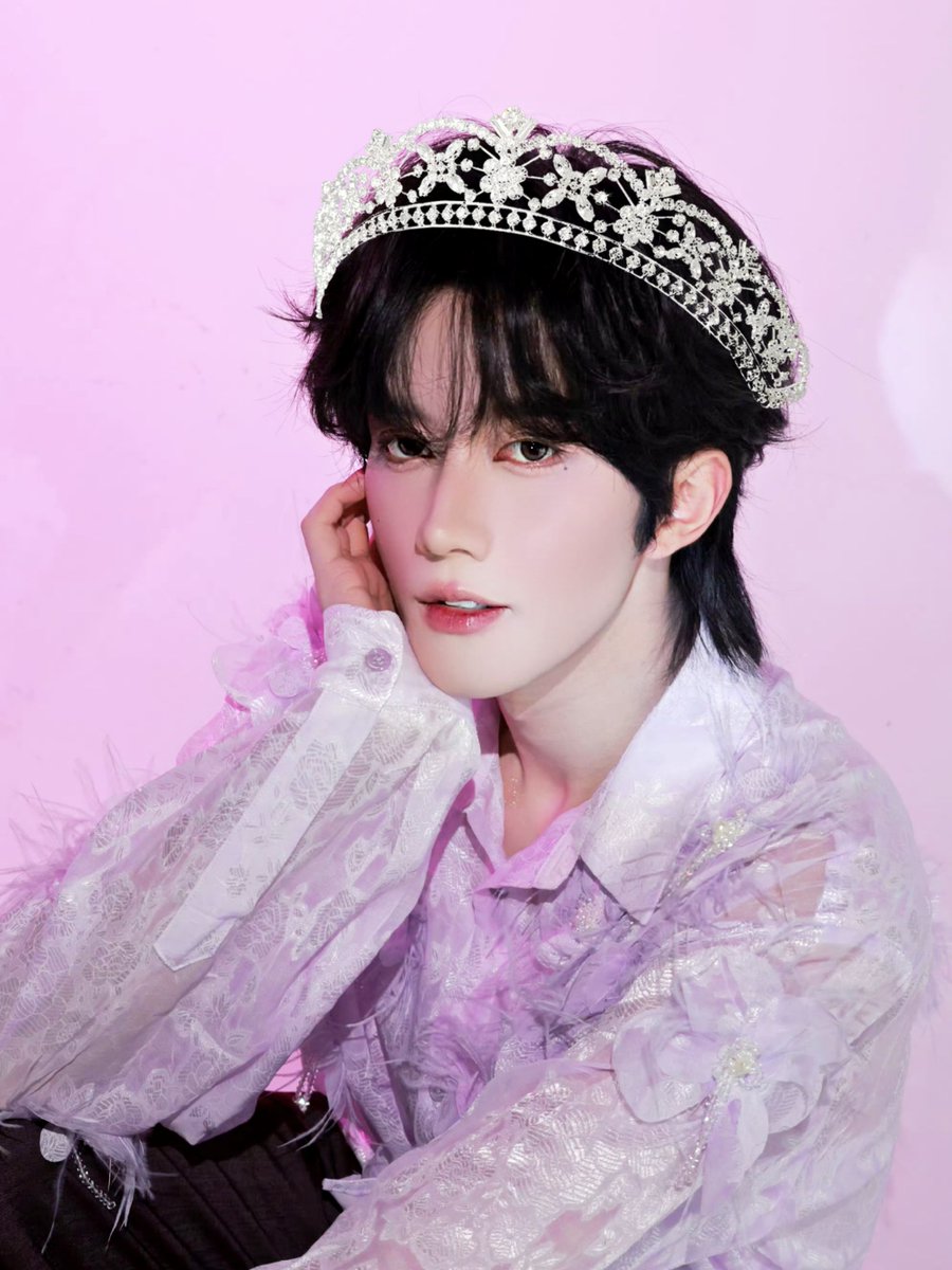 xxgxingmi's tweet photo. Pretty princess deserves his bling bling tiara👑🎀✨️
[Could not choose one, so here are both]

#EliotHuang #HuangXing https://t.co/ehIrsxFfjm