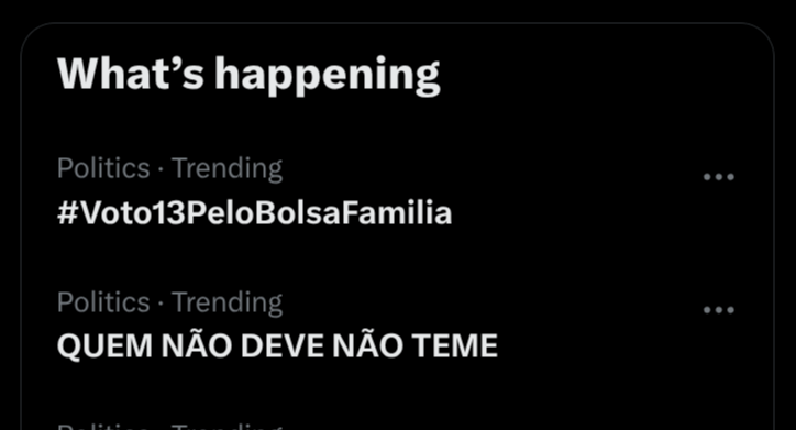 AkitaOnRails's tweet photo. Tem que desenhar mesmo. Antes de dizer "ain, tem gente que precisa". Tem mesmo, mas agora justifique quase 20 milhões. 

O objetivo inicial de um programa desses é correto. Mas o sucesso dele significa diminuir a quantidade de beneficiados ano após ano até chegar a zero. Isso só se consegue parando de estrangular tudo. O fato de aumentar é sinal direto que está dando errado.

O Brasil é hostil à formalização de negócios pequenos e contratação formal de baixa produtividade:

Informalidade alta: ~37,5% da população ocupada em 2025/2026. Isso não é por acaso.

Encargos trabalhistas pesados: em empresas no Lucro Presumido ou Real, o custo total de um funcionário CLT chega a 60–80% acima do salário bruto (INSS patronal 20%, FGTS 8%, RAT, Sistema S ~5,8%, mais provisões de 13º e férias + 1/3). Pra salários baixos, isso torna o emprego formal inviável se a produtividade for baixa.

Custo Brasil: estimativas colocam o custo extra (tributário, burocrático, logístico, jurídico, de crédito etc.) em torno de 19–20% do PIB. Abrir e manter um negócio formal pequeno é caro e arriscado.

Liberdade econômica baixa: no Índice de Liberdade Econômica da Heritage Foundation de 2026 o Brasil ficou com 52,4 pontos, 134º lugar no mundo, classificado como “mostly unfree”. 

Resultado prático: muitos negócios pequenos preferem ficar informais ou nem abrir. 

Estudo do FGV IBRE (Daniel Duque) encontrou que, após as mudanças, a taxa de participação no mercado de trabalho do grupo elegível caiu cerca de 11% em relação ao grupo similar que ficou inelegível. 

A interpretação resumida foi "para cada duas famílias que recebem, uma sai da força de trabalho". Houve  queda na probabilidade de emprego formal. O efeito foi mais forte em homens, jovens e regiões Norte e Nordeste.

Estudos do Ipea encontraram efeitos menores (redução de participação na ordem de 2–5 pontos percentuais), concentrados em quem já tinha inserção precária, e alguns interpretam como elevação do "salário de reserva" (as pessoas passam a recusar bicos muito ruins). Há também dados descritivos mostrando que muitos beneficiários entram em empregos formais.

Entre criar condições para salários formais modestos (reduzindo impostos/encargos sobre folha, simplificando abertura de MEI/nanoempreendedor, reduzindo burocracia local) e manter um volume grande de pessoas recebendo transferência por anos, a opção política dominante tem sido a segunda. Isso não "cria" a pobreza, mas a perpetua em parte, porque reduz a criação de postos de entrada formais e eleva o custo de oportunidade de formalizar.