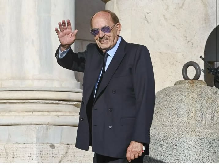 pierpi13's tweet photo. L'Italia è quel Paese dove il popolo italiano paga lo stipendio a un deputato che nel 2025 non si è mai presentato in Parlamento: Antonio Angelucci, leghista, assente totale, zero presenze su centinaia di sedute. Non una volta, non per malattia o impegni improrogabili: zero.
Mentre i cittadini versano tasse per mantenere un sistema che dovrebbe rappresentarli, lui incassa 10mila euro netti al mese più rimborsi, senza nemmeno varcare la soglia di Montecitorio. È un fatto che brucia: i registri ufficiali lo certificano, e il paradosso è intollerabile.
La Lega, baluardo del popolo contro le élite, tollera questo assenteismo. Angelucci, editore di cronache locali e volto del Carroccio, privilegia consigli di amministrazione alle aule parlamentari.
Il Parlamento lo paga comunque, come se la presenza fosse opzionale, il mandato un vitalizio svincolato dal dovere.
Non è un singolo nome, ma un sistema che normalizza l'assenteismo: deputati da 1,5 milioni l'anno a testa, eletti per leggi, bilanci, destini collettivi, che scelgono di disertare. Il popolo paga, il deputato incassa, la democrazia zoppica.
Questa è la politica italiana: un privilegio per pochi, finanziato da tutti.
L'assenteismo pagato è un oltraggio alla sovranità popolare, un fallimento che corrode la fiducia, un lusso che il Paese non può più permettersi. È tempo di cambiare, senza scuse.
@rosariacamastro