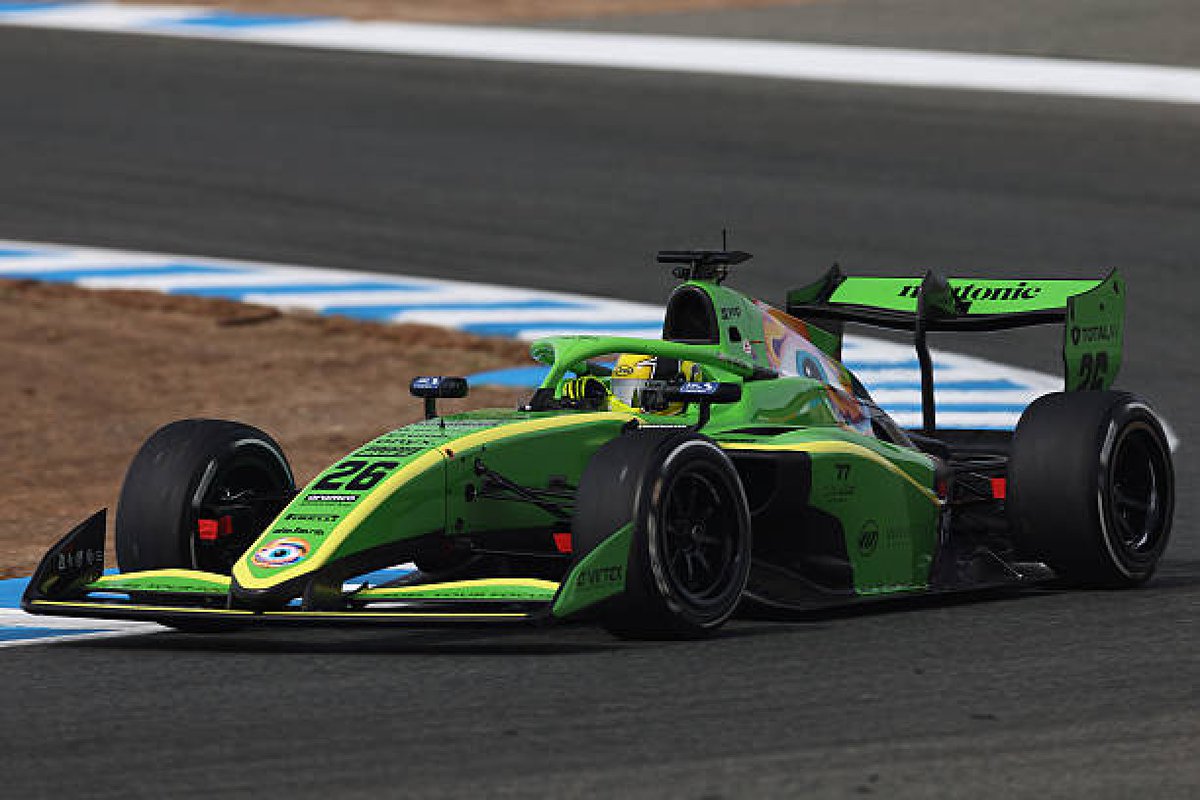 ln4fusionbrasil's tweet photo. 🏁 | PRIMEIRO DIA DE TESTES CONCLUÍDO EM JEREZ!

A LN4 Fusion encerrou o primeiro dia de atividades da FIA F3 com seus três pilotos acumulando quilometragem nas duas sessões!

🇺🇸 James Egozi foi de P17 pela manhã para P6 à tarde. Melhorou seu tempo de 1:31.920 para 1:31.317, baixando 0.603s e terminando a segunda sessão a apenas 0.148s do líder.

🇮🇳 Dion Gowda passou de P13 para P18. Apesar da queda na classificação, melhorou sua marca de 1:31.812 para 1:31.904.

🇧🇷 Gabriel Gomez foi de P25 para P26. Seu tempo passou de 1:32.288 para 1:32.307, uma diferença de 0.019s.

O destaque do dia foi a evolução de James, que fechou a tarde entre os seis primeiros. Para Dion e Gabriel, o foco segue em ganhar consistência, entender o carro e aproveitar os próximos quilômetros de pista.

É apenas o primeiro dia de testes, e ainda há muito trabalho pela frente. Amanhã tem mais!

📷 Dom Gibbons

#LN4Fusion #FIAF3 #Jerez