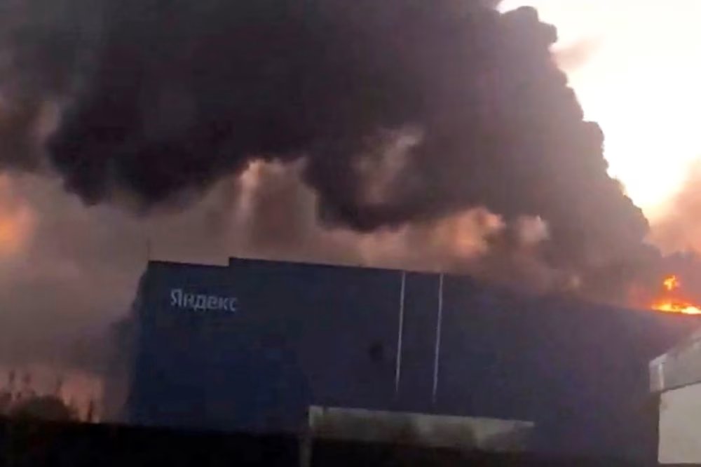 YourAnonNews's tweet photo. The more Russian data centers Ukraine bombs, the more free Twitter & the world becomes:
Russians locked out of bank accounts and apartments as Ukraine hits data centers
The disruption hit myriad services provided by Yandex, a tech giant akin to Google whose services are deeply integrated into daily life in Russia.
