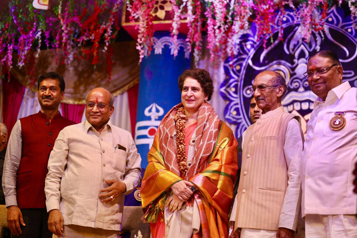 ShashiK_Sharma's tweet photo. कांग्रेस महासचिव श्रीमती @priyankagandhi जी लालकिला ग्राउंड स्थित गांधी मैदान रामलीला में शामिल हुईं और भगवान श्री राम के दर्शन कर आशीर्वाद प्राप्त किया।

📍 दिल्ली https://t.co/SpwinnUtfi