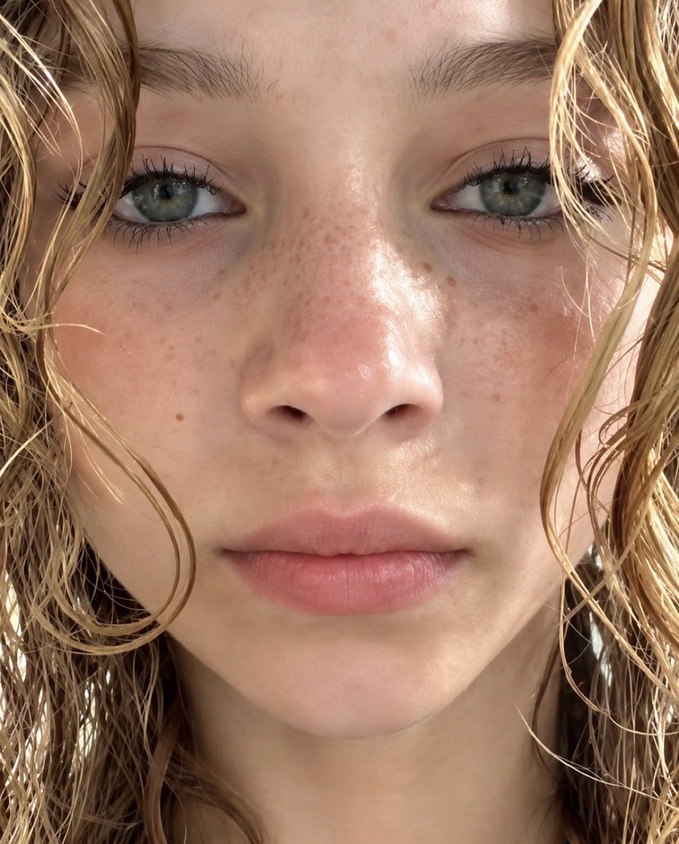 wlwattorney's tweet photo. imagine seeing this face everyday, kissing her. her girlfriend must’ve saved a whole nation to end up with this baddie https://t.co/tKo2UYW3ct