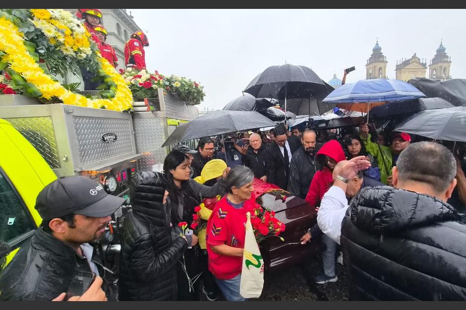 EN VIVO: rinden homenaje a Solórzano Foppa en la Plaza Central
