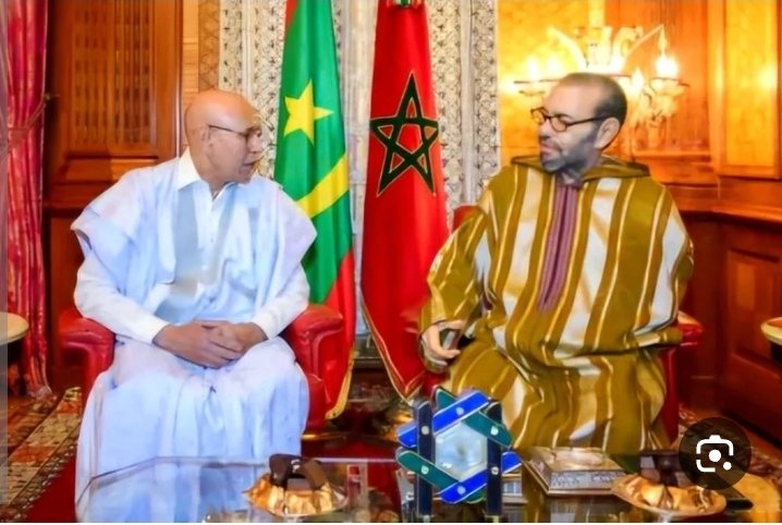 alhacenma's tweet photo. قرأت الفقرة التالية: "هل تعلم أن جيشنا يُعِدُّ نفسَه لمعركة وحربٍ نتمنّـى أن لا تقع مع ما يُصطلَح عليه عسكريا بـ "العدو المحتمل" (Ennemi Potentiel)، وليس هناك دولة في العالم تتوقّف عن إعداد جيشها لأن هذا العدوّ المحتمل تربطُه به علاقات القربى والنسيج الاجتماعي" اهـ 
من كلام ضابط المخابرات السابق ورئيس مركز ديلول للدراسات ومؤسس مدرسة التجسس على المستقبل أحمد ولد امبارك في سياق ردِّه على الحسن ولد ماديك كاتب هذه السطور، وفي سياق شيطنة إخوتنا وأشقائنا في المملكة المغربية العلوية الشريفة ليتراءَوْا للشعب الموريتاني أنهم هم العدو الساعي إلى ابتلاع أراض موريتانية، أما النظام الموريتاني فصاحبه داهية صامت لا يُدرَى رِضاه من سَخَطِهِ.
وعجبي من هذه الشيطنة التي قصُر عنها إخوتنا في الجزائر رغم قطعهم العلاقات الدبلوماسية مع إخوتهم في المغرب، ولا تزال اليد المغربية ممدودة إلى اليد الجزائرية للسلام، فهل ظهرت إرهاصات حرب بالوكالة؟ أم هي مغازلة إيران الصفوية التي تمول وتسلح كل حريص على استنساخ نموذج حزب الشيطان والحوثي الملعون والحشد الشعبي في بلادنا؟
إن الحرب التي بشَّرَ بها هذا الرجل وملأ الآفاقَ والأثيرَ بقرْعِ طبولها لَـهِيَ وحدها ضمانُ خروج الجيش من ثكناته ولتكون فرصة إنفاذِ أمْر دُبِّرَ بليل تمت محاولته مرارا من قبل وفشلت، ورغم أني لستُ من الموالاة ولا من أنصار الرئيس ولد غزواني إلا أني سأظل أولَ المعترضين على كل تغيير بانقلاب عسكري أو بثورة شعبية على السواء وكذلك عارضتُ من قبل فكرةَ ثورات الغوغاء لا حُبّا في النظام الحاكم وإنما حرصا على طمأنينة الرضيع في حضن أمه والتلميذ في مدرسته والمتسوِّق في سوقه والحمّال والخباز والطبيب والموظف في إدارة الخدمات العامة والعاميَّ الذي لا يستطيع فرارا ولا حماية نفسه يوم ينفلت الأمن لا قدّر الله.
إن الشعب الموريتاني اليوم لغنِـيٌّ عن التجسس على المستقبل لاعتراض الحرب في الخليج ومظنة انقطاع النت والطاقة فلا معنى لتخويفه من عدو محتمل هو ـ حسب المتخصص في التجسس على المستقبل ـ المملكة المغربية لا غيرها، ولكأن المملكة المغربية هي التي قصفت بالمقذوفات عشرات المدن الموريتانية وغزت العاصمة نواكشوط مرتين ولكأنها هي التي قامت بشَيِّ مواطنين موريتانيين في الأفران وسلبتهم جميع متاجرهم وأموالهم خلف حدودنا الجنوبية ولكأنها هي التي ذبحت موطنين موريتانيين وأضرمت عليهم النار خلف حدودنا الشرقية، أما قتل بعض المنقبين الموريتانيين رحمهم الله بالدرونات المغربية فلا يصح الاحتجاج به لأنها تترصد كل جسم متحرك بشرا أو بهيمة على السواء ولو كان وزيرا مغربيا ساقه حظُّه العاثر إلى تلك المنطقة المغلقة.     
إن أشقاءَنا في المملكة المغربية ليستحيل في حقِّهم تصويب طلقة رصاصة واحدة باتجاه موريتانيا والتاريخ يشهد فلا مصداقية لوصف المغرب بالعدو المحتمل الذي لن تُراعُوا فيه علاقات القربى والنسيج الاجتماعي بل ستقطّعونها تماما كما هو الوصف في قوله تعالى ﴿فَهَلْ عَسَيْتُمْ إِنْ تَوَلَّيْتُمْ أَنْ تُفْسِدُوا فِي الْأَرْضِ وَتُقَطِّعُوا أَرْحَامَكُمْ أُولَئِكَ الَّذِينَ لَعَنَهُمُ اللهُ فَأَصَمَّهُمْ وَأَعْمَى أَبْصَارَهُمْ﴾[محمد 22 ـ 23].
ألا فليبحث الْمُبشِّر بخروج الجيش لقتال عدو محتمل عن سبب آخر إذ لن يعلن الرئيس الهادئ ولد غزواني الحرب على المغرب ولن تعلن المغرب أبدا الحرب على موريتانيا.
رئاسة الجمهورية الإسلامية الموريتانية 
الجيش الوطني الموريتاني 
يتواصل 
الحسن ولد ماديك
