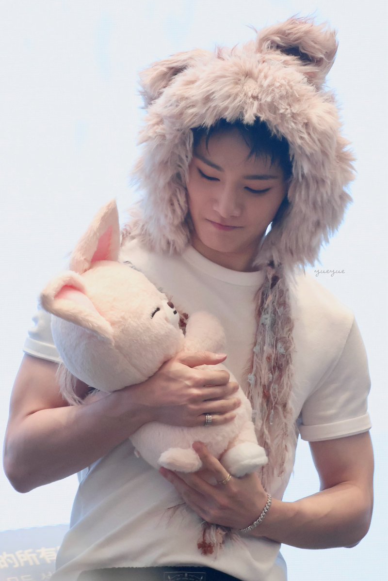 yueyuelovebread tweet picture