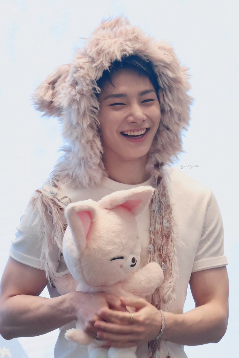 yueyuelovebread tweet picture