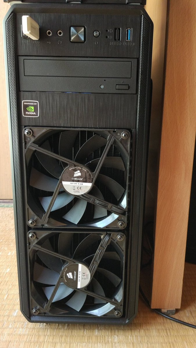 nuco675's tweet photo. そして少し後に出てくるPCの写真がコレ…私の初自作機です()
CPUはオリファンなのにGPU(GTX970)が簡易水冷化されているの訳分からんw https://t.co/swx1G822ef