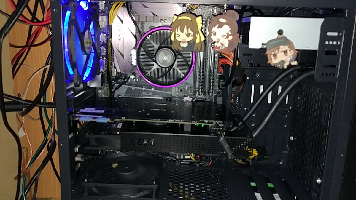 nuco675's tweet photo. そして少し後に出てくるPCの写真がコレ…私の初自作機です()
CPUはオリファンなのにGPU(GTX970)が簡易水冷化されているの訳分からんw https://t.co/swx1G822ef