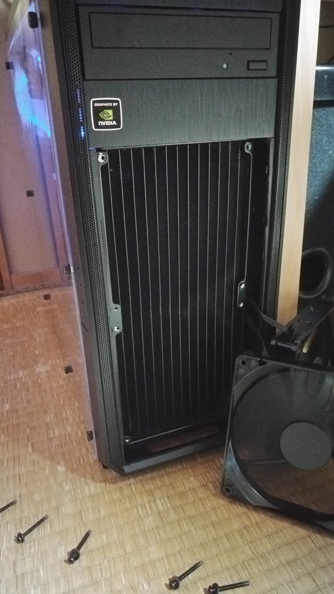 nuco675's tweet photo. そして少し後に出てくるPCの写真がコレ…私の初自作機です()
CPUはオリファンなのにGPU(GTX970)が簡易水冷化されているの訳分からんw https://t.co/swx1G822ef