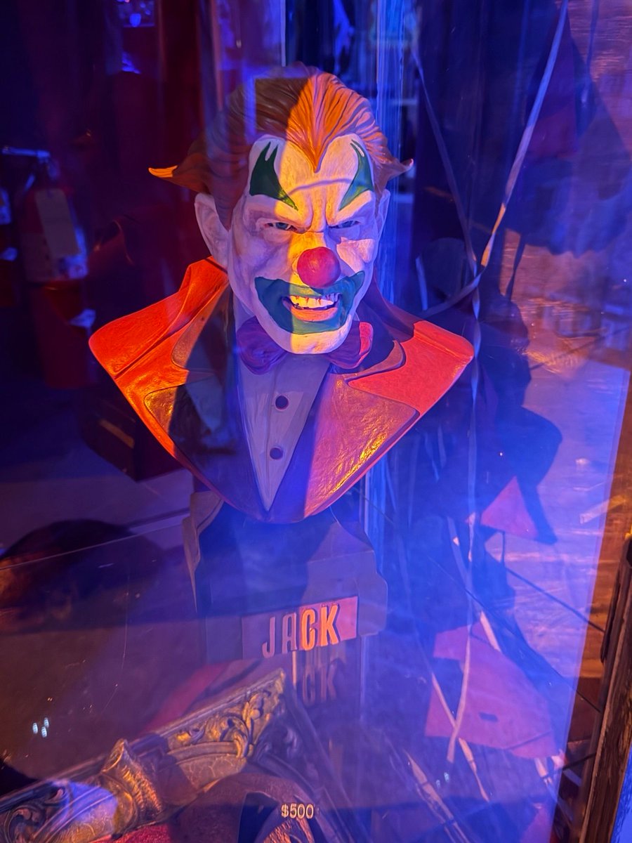 insideuniversal's tweet photo. Jack the Clown collectible bust available for $500. #HHN35 @HorrorNightsORL https://t.co/woqvO6CmWH