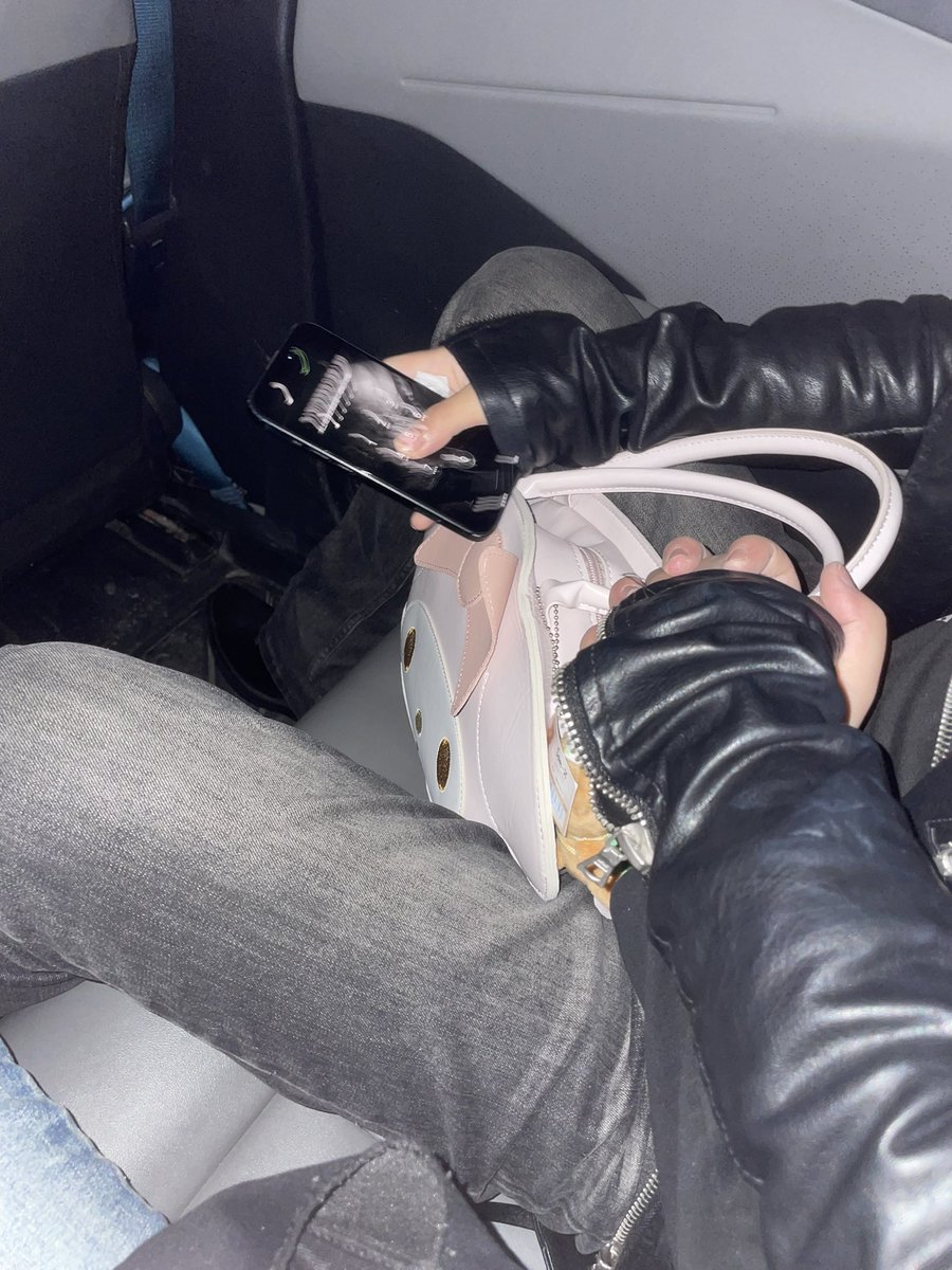 LL080222's tweet photo. 我不知道怎么讲这些我对他感情很复杂是他追的我我那个时候刚和我前女友分手很难受他一直陪我我就对他有好感所以在一起了但是追我的时候其实和谈了一年多的前任没有分手我是小三我感觉我很接受不了这件事情吧一直纠缠到现在我也不知道怎么办在一起很痛苦分开也痛苦在一起二十多天的时候纹了他名字 https://t.co/JLFkCWzThf