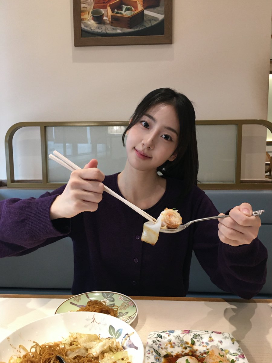 vvup_universe's tweet photo. [#지윤] Weverse post 
Yuk yum yum 😋🤤

#VVUP #비비업 #JIYOON #지윤 https://t.co/wseXkrQHhE