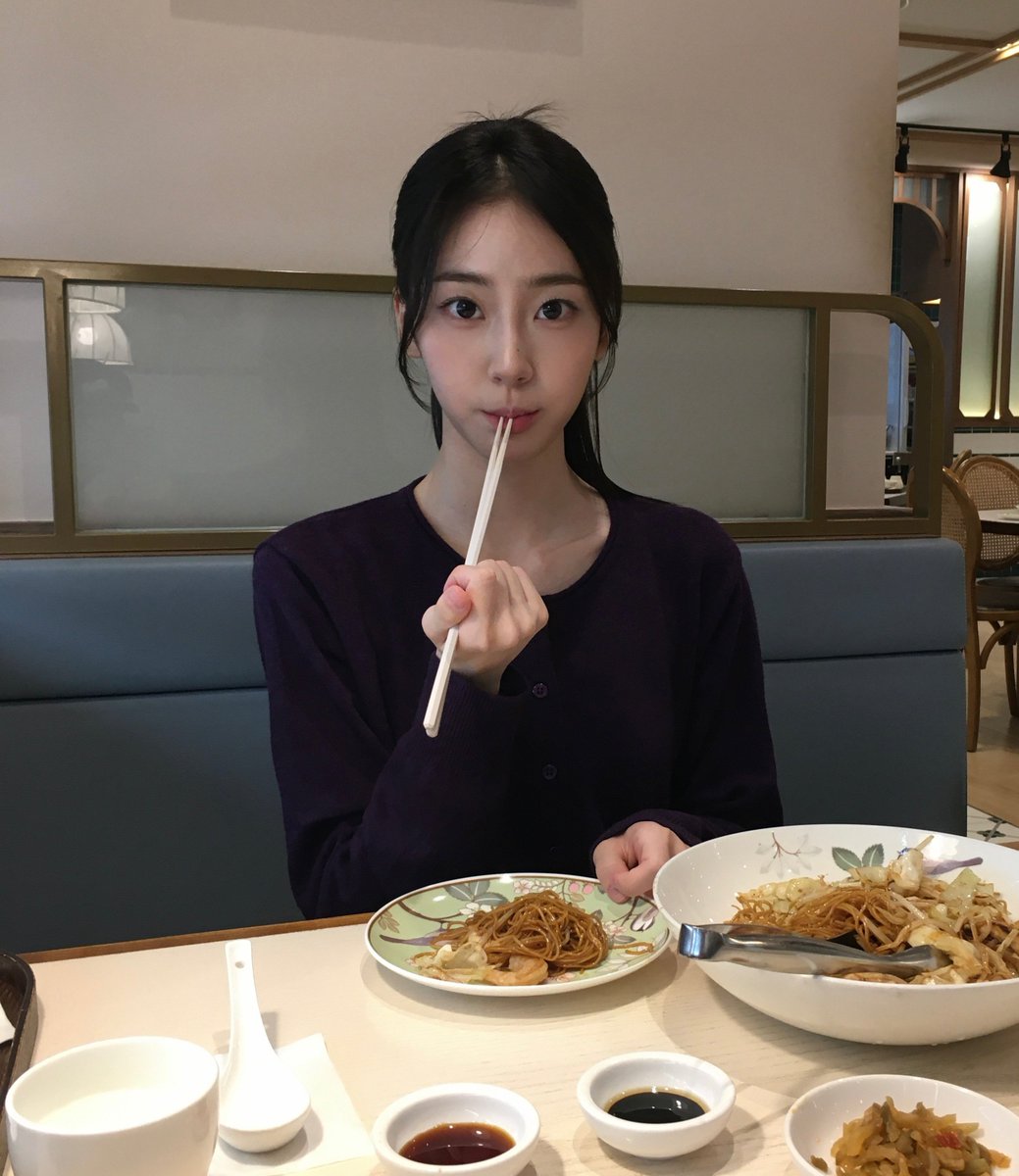 vvup_universe's tweet photo. [#지윤] Weverse post 
Yuk yum yum 😋🤤

#VVUP #비비업 #JIYOON #지윤 https://t.co/wseXkrQHhE