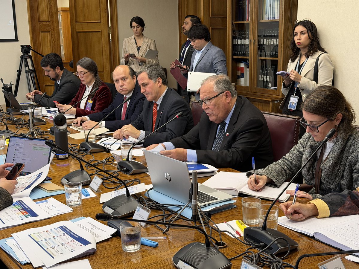 MinagriCL's tweet photo. En Valparaíso, el ministro de Agricultura, Jaime Campos, junto al subsecretario Francesco Venezian y los directores de servicios del agro presentan el Presupuesto 2027 del @MinagriCL ante la Quinta Subcomisión Mixta de Presupuestos. 

📺 Sigue la sesión en https://t.co/gOJVnvWZmk https://t.co/EyUYlFNMwl