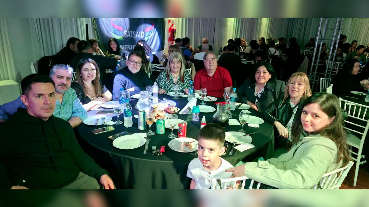 SATSAIDnacional's tweet photo. 🇬🇲🥂 NEUQUÉN: FESTEJO POR EL DÍA DEL TRABAJADOR Y LA TRABAJADORA DE TELEVISIÓN

La seccional compartió una cena con compañeros y compañeras de distintas empresas de la capital provincial. 

Más info 👇
https://t.co/Qg9LOM72B2 https://t.co/sJFCUJkar8