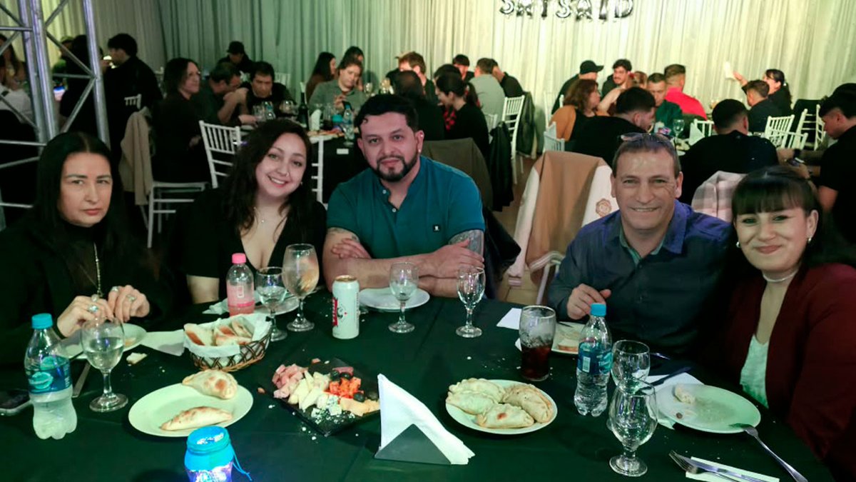 SATSAIDnacional's tweet photo. 🇬🇲🥂 NEUQUÉN: FESTEJO POR EL DÍA DEL TRABAJADOR Y LA TRABAJADORA DE TELEVISIÓN

La seccional compartió una cena con compañeros y compañeras de distintas empresas de la capital provincial. 

Más info 👇
https://t.co/Qg9LOM72B2 https://t.co/sJFCUJkar8