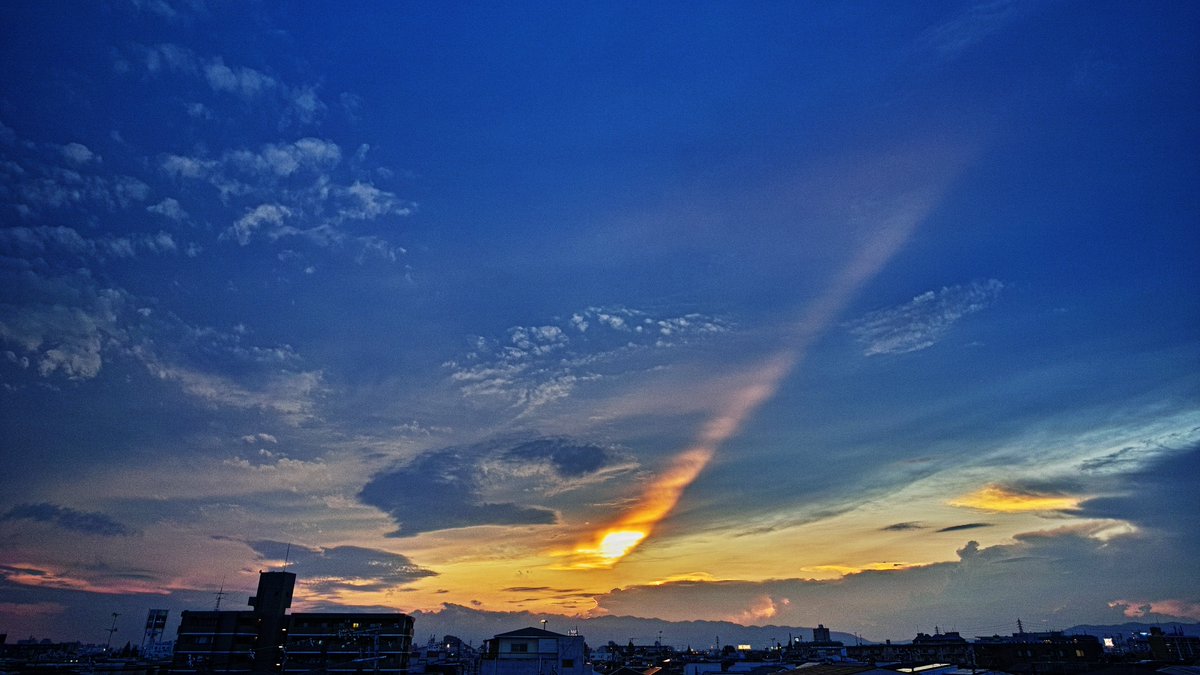 HaraKazuo's tweet photo. 雲の名前は知らない - 1941

tag_20261021
#sigma #dp0 #quattro #空 #雲 #風景 #自然 #秋 #夕焼け #サーチライト #ベルト #印象的 #ミステリアス #豊中 #大阪 #雲の名前は知らない #namaraexpress https://t.co/oeRbixTRme