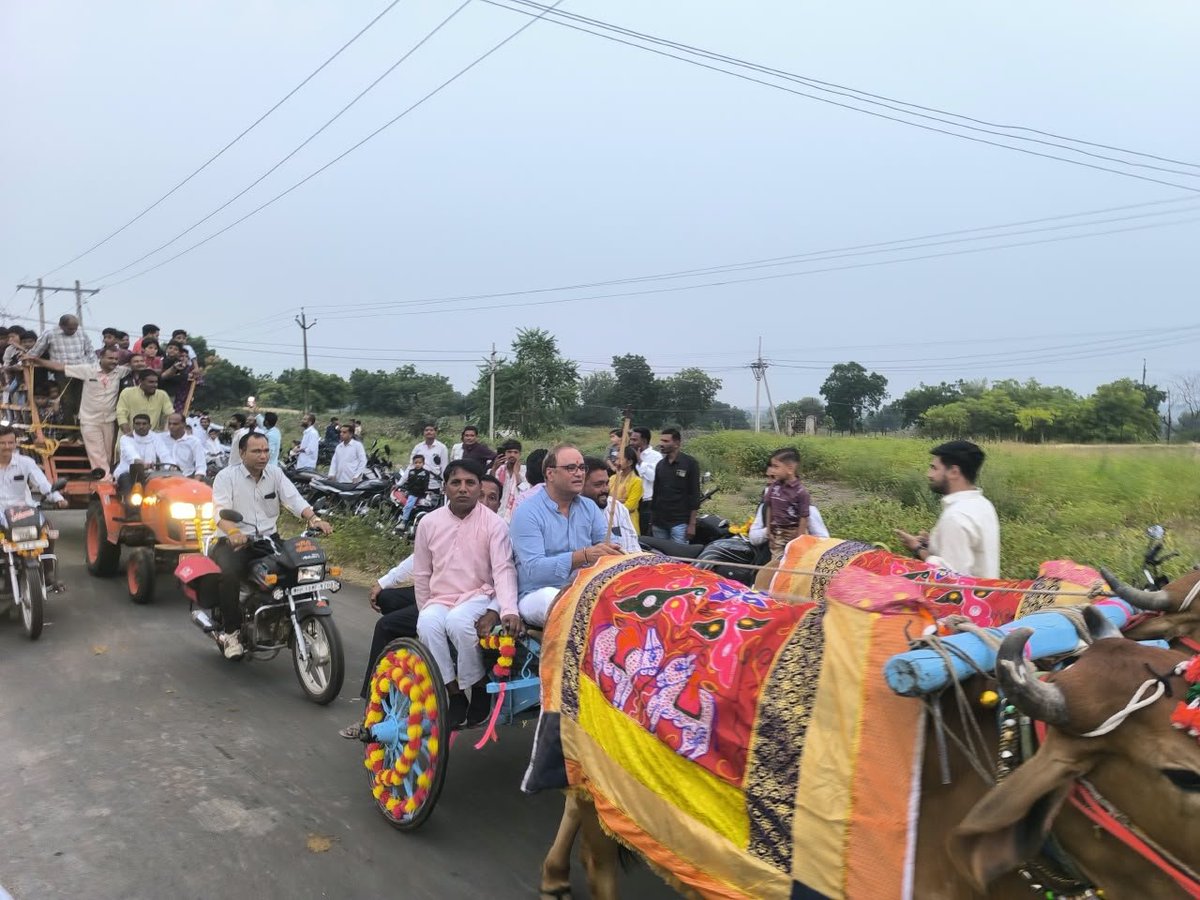 MPArunYadav's tweet photo. असत्य पर सत्य, अधर्म पर धर्म और बुराई पर अच्छाई की विजय का प्रतीक है दशहरा।

मर्यादा पुरुषोत्तम भगवान श्रीराम के आदर्शों को आत्मसात करते हुए आइए, हम अपनी समृद्ध भारतीय संस्कृति, परंपराओं और संस्कारों को संजोए रखें तथा आपसी प्रेम, सद्भाव और भाईचारे के साथ विजयादशमी का पर्व पारंपरिक हर्षोल्लास से मनाएँ।

यह पावन पर्व हम सभी के जीवन में सुख, शांति, समृद्धि और नई ऊर्जा का संचार करे तथा समाज में सत्य, न्याय और सद्भाव की भावना को और मजबूत बनाए।

आप सभी को विजयादशमी पर्व की हार्दिक शुभकामनाएँ।

#विजयादशमी #दशहरा