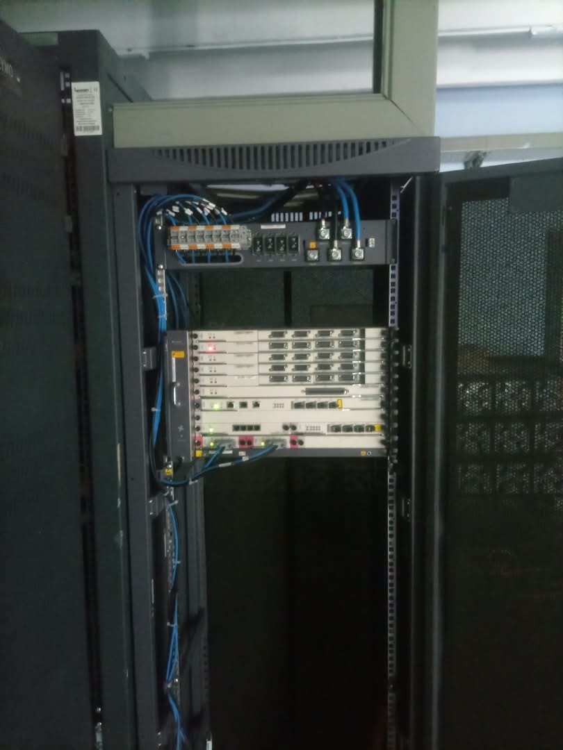 CanuetElaine's tweet photo. 📡✅ Culminado el montaje del DSLAM 5602 en el CT Silvio Caro. Esta inversión amplía la capacidad de la red y permitirá mayor velocidad de conexión, ➕ usuarios conectados y un servicio más estable para la población. #Artemisa #Telecomunicaciones #Cuba 🇨🇺 https://t.co/Lx36a2fZRL
