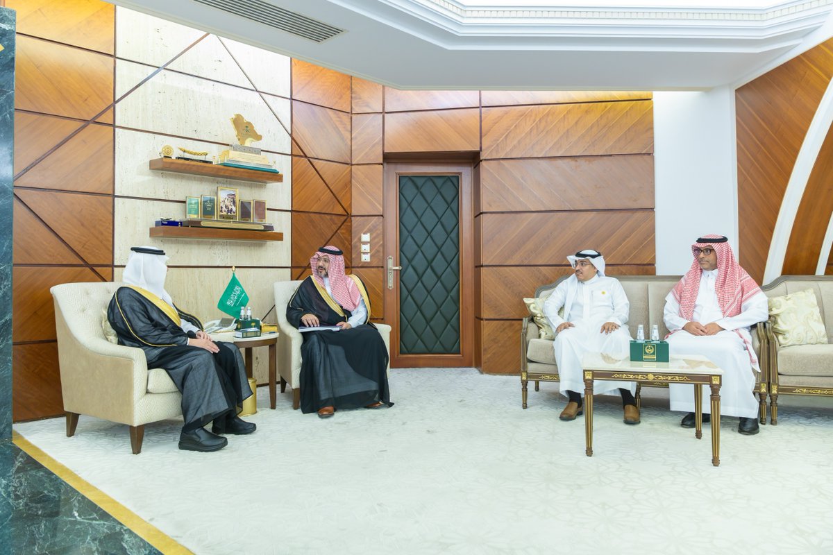Saudi_EUni's tweet photo. 📰استقبل صاحب السمو الملكي الأمير سعود بن نايف بن عبدالعزيز، أمير المنطقة الشرقية، في مكتب سموه بديوان الإمارة، اليوم الثلاثاء، سعادة رئيس جامعة الأمير مساعد بن عبدالرحمن، أ.د. محمد بن يحيى مرضي، حيث اطلع سموه على برامج الجامعة التعليمية، وما تقدمه من خدمات تسهم في إتاحة فرص التعليم الجامعي وتأهيل الكفاءات الوطنية.

#رواد_تعليم_المستقبل