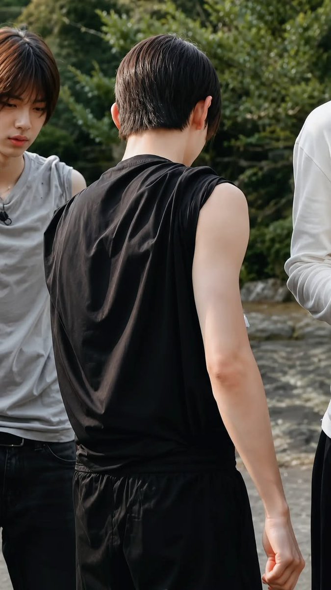 seanvrs's tweet photo. #seonghyeon's back view https://t.co/i00EMP8tjV