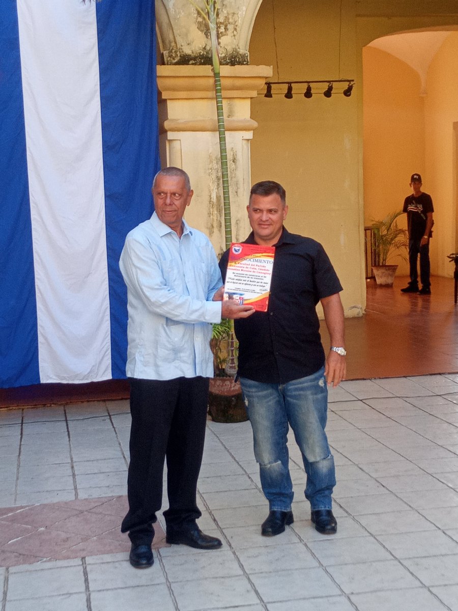 Arisbelal's tweet photo. En conmemoración a los 50 años de Fundada la Escuela del PCC de #Camagüey ,se le otorga un merecido Reconocimiento a su Director José Cecilio Cabrera Pares, Muchas Felicidades desde el Comité Municipal de Trabajadores de la Salud por todos estos años de compromiso . https://t.co/k4hTzPZSFk