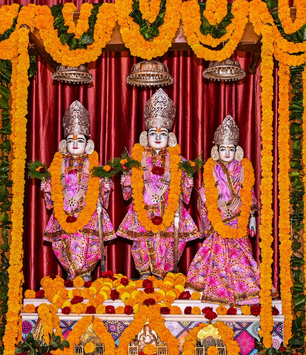 BhajanlalBjp's tweet photo. राम रामेति रामेति, रमे रामे मनोरमे।
सहस्रनाम तत्तुल्यं, रामनाम वरानने॥

विजयादशमी के पावन अवसर पर जयपुर के आदर्श नगर स्थित श्रीराम मंदिर में प्रभु श्रीराम के दर्शन-पूजन कर आयोजित महोत्सव में सम्मिलित हुआ तथा उपस्थित जनसमूह के साथ इस पावन पर्व की खुशियां साझा कीं।

विजयादशमी का पर्व हमें स्मरण कराता है कि सत्य और धर्म का मार्ग भले ही कठिन हो, लेकिन अंततः विजय सदैव सत्य, सदाचार और मर्यादा की ही होती है। प्रभु श्रीराम का जीवन हमें अन्याय के विरुद्ध खड़े होने, कर्तव्यपथ पर अडिग रहने और जनकल्याण के लिए समर्पित भाव से कार्य करने की प्रेरणा देता है।

प्रभु श्रीराम के आदर्शों को आत्मसात करते हुए आइए, हम अपने भीतर की बुराइयों पर विजय प्राप्त करें और सेवा, सद्भाव, करुणा एवं मर्यादा को अपने जीवन का आधार बनाएं, ताकि एक संस्कारवान, समरस और सशक्त समाज के निर्माण में अपना योगदान दे सकें।

मर्यादा पुरुषोत्तम प्रभु श्रीराम की कृपा सभी पर बनी रहे तथा प्रत्येक घर सुख, शांति, समृद्धि और सद्भाव से आलोकित हो, यही मंगलकामना है।

जय श्रीराम!