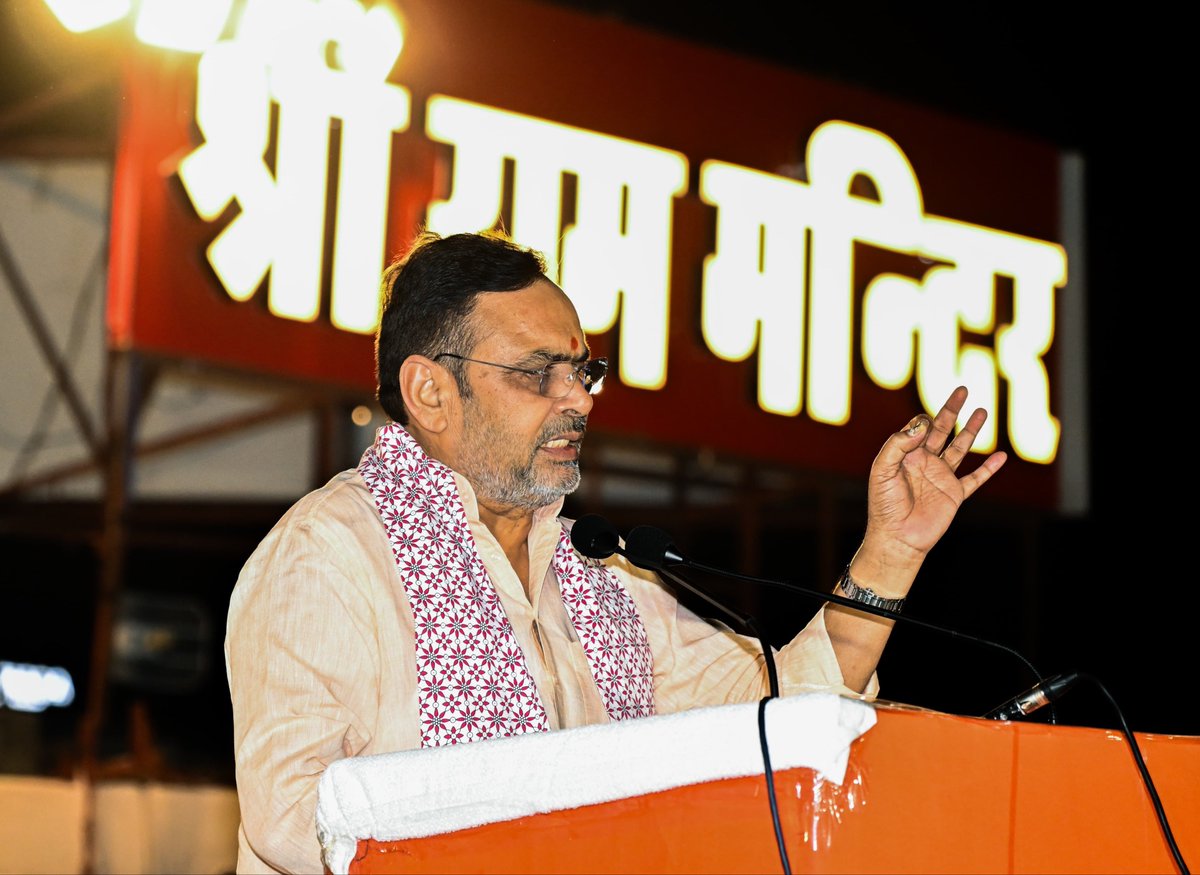BhajanlalBjp's tweet photo. राम रामेति रामेति, रमे रामे मनोरमे।
सहस्रनाम तत्तुल्यं, रामनाम वरानने॥

विजयादशमी के पावन अवसर पर जयपुर के आदर्श नगर स्थित श्रीराम मंदिर में प्रभु श्रीराम के दर्शन-पूजन कर आयोजित महोत्सव में सम्मिलित हुआ तथा उपस्थित जनसमूह के साथ इस पावन पर्व की खुशियां साझा कीं।

विजयादशमी का पर्व हमें स्मरण कराता है कि सत्य और धर्म का मार्ग भले ही कठिन हो, लेकिन अंततः विजय सदैव सत्य, सदाचार और मर्यादा की ही होती है। प्रभु श्रीराम का जीवन हमें अन्याय के विरुद्ध खड़े होने, कर्तव्यपथ पर अडिग रहने और जनकल्याण के लिए समर्पित भाव से कार्य करने की प्रेरणा देता है।

प्रभु श्रीराम के आदर्शों को आत्मसात करते हुए आइए, हम अपने भीतर की बुराइयों पर विजय प्राप्त करें और सेवा, सद्भाव, करुणा एवं मर्यादा को अपने जीवन का आधार बनाएं, ताकि एक संस्कारवान, समरस और सशक्त समाज के निर्माण में अपना योगदान दे सकें।

मर्यादा पुरुषोत्तम प्रभु श्रीराम की कृपा सभी पर बनी रहे तथा प्रत्येक घर सुख, शांति, समृद्धि और सद्भाव से आलोकित हो, यही मंगलकामना है।

जय श्रीराम!