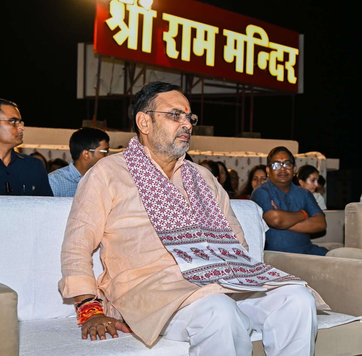 BhajanlalBjp's tweet photo. राम रामेति रामेति, रमे रामे मनोरमे।
सहस्रनाम तत्तुल्यं, रामनाम वरानने॥

विजयादशमी के पावन अवसर पर जयपुर के आदर्श नगर स्थित श्रीराम मंदिर में प्रभु श्रीराम के दर्शन-पूजन कर आयोजित महोत्सव में सम्मिलित हुआ तथा उपस्थित जनसमूह के साथ इस पावन पर्व की खुशियां साझा कीं।

विजयादशमी का पर्व हमें स्मरण कराता है कि सत्य और धर्म का मार्ग भले ही कठिन हो, लेकिन अंततः विजय सदैव सत्य, सदाचार और मर्यादा की ही होती है। प्रभु श्रीराम का जीवन हमें अन्याय के विरुद्ध खड़े होने, कर्तव्यपथ पर अडिग रहने और जनकल्याण के लिए समर्पित भाव से कार्य करने की प्रेरणा देता है।

प्रभु श्रीराम के आदर्शों को आत्मसात करते हुए आइए, हम अपने भीतर की बुराइयों पर विजय प्राप्त करें और सेवा, सद्भाव, करुणा एवं मर्यादा को अपने जीवन का आधार बनाएं, ताकि एक संस्कारवान, समरस और सशक्त समाज के निर्माण में अपना योगदान दे सकें।

मर्यादा पुरुषोत्तम प्रभु श्रीराम की कृपा सभी पर बनी रहे तथा प्रत्येक घर सुख, शांति, समृद्धि और सद्भाव से आलोकित हो, यही मंगलकामना है।

जय श्रीराम!
