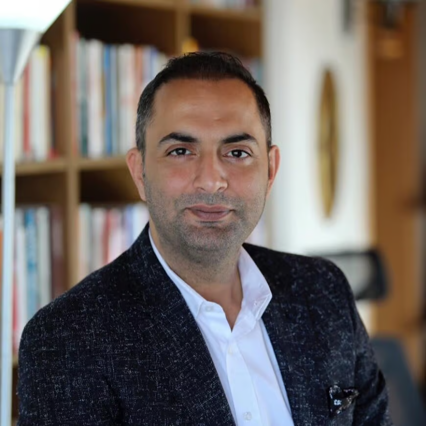 Tarafsiztvhaber's tweet photo. Fatih Altaylı:

▬ Neymiş, Ağırel Sarıgüllere haber vermiş. Yahu Almanya’da kara para aklayacağını açık açık söyleyen adamlar, zaten Sarıgüllerle temas halinde. Murat’ın haber vermesi olsa olsa malumun ilamı olur.

▬ Ne yapacaktı, “Bu iddialar doğru mu, yanıtınız var mı?” diye sormayacak mıydı!

▬ Sormadan yazsa idi bu kez de “İşte Murat Ağırel, iktidara yanaşmak için muhalefet partisi milletvekilini hedef alan kanıtlanmamış iddiaları gündeme getirdi” denmeyecek miydi!

▬ Gazeteci olarak, hakkında haber yapmayı düşündüğü bir kişiye soru sorduğu için onlarla birlikte hareket ettiği iddia ediliyor.

▬ Aralarında ne bir alışveriş olmuş, ne bir menfaat temini bilgisi var. Birlikte yemek bile yememişler, oturmamışlar.

▬ Zaten Ağırel’e sorgu sırasında böyle bir iddia dahi sorulmamış.

▬ Ama tutuklu.

▬ Mevcut bilgi ve delillerle olacak iş değil.

▬ Umarım en kısa sürede bu yanlıştan dönülür.
