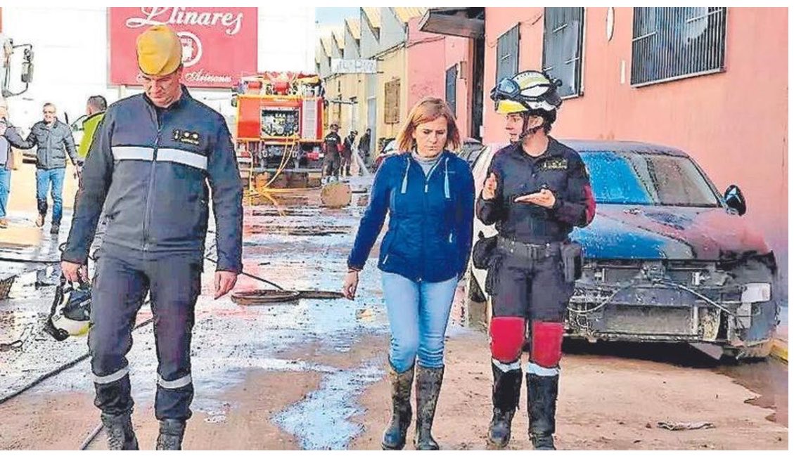 JMLladro's tweet photo. Con las botas puestas hasta el final.
Al frente de la emergencia, dando la cara y protegiendo vidas.

Una magnífica delegada del Gobierno.
Gracias @pilarbernabe por tu entrega y compromiso estos años.

Con esa misma fuerza, a por los próximos retos 💪🏼 https://t.co/IcaD5QNUwS