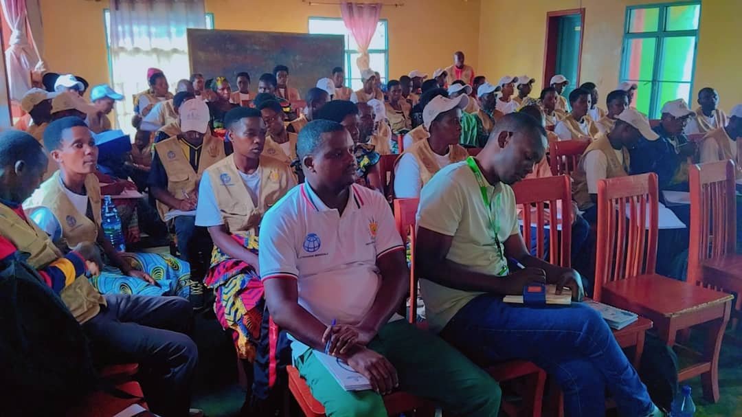 Merankabandi2's tweet photo. Dans le cadre des mésures d'accompagnement du @Merankabandi2 , le groupement @CopedBurundi @OGitega18311 organise, en @CommuneKiremba du secteur Ngozi, une séance de sensibilisat° du personnel du projet et du groupt sur l'adhésion des bénéficiaires dans les Mutualités de Santé. https://t.co/MXphF0px6D