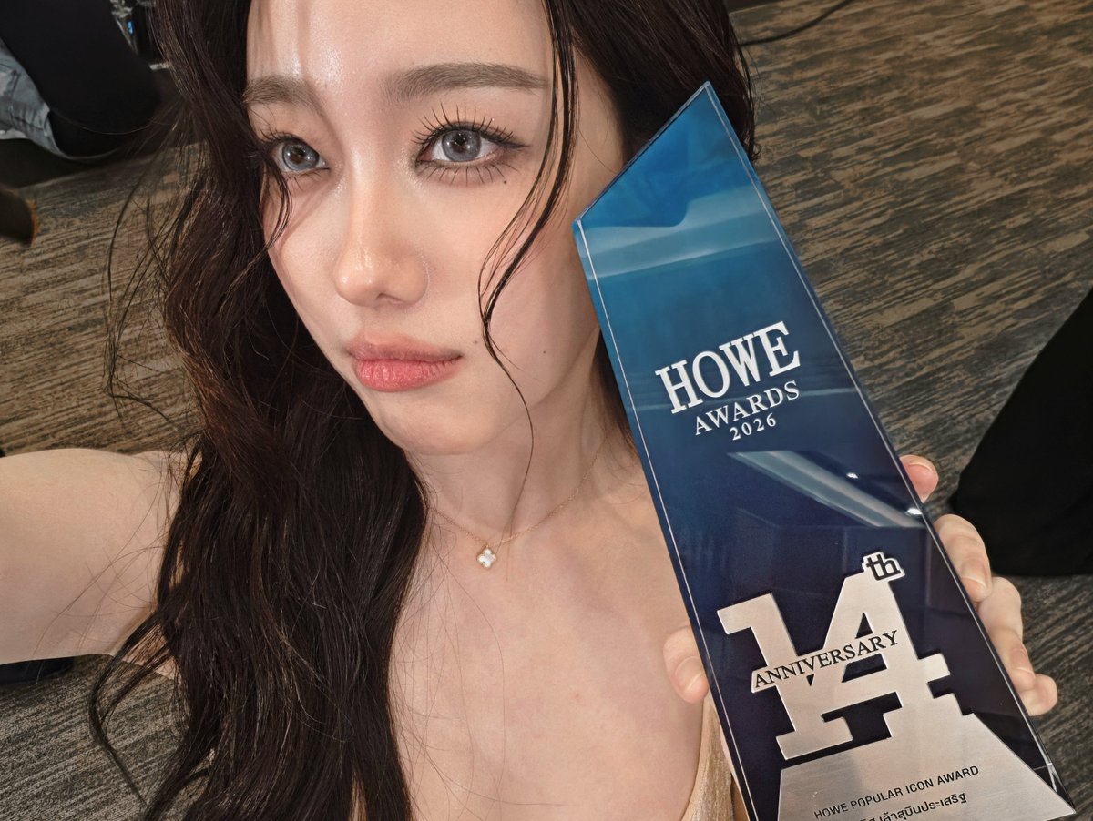 aheyekrn's tweet photo. ขอบคุณ HOWE สำหรับรางวัลนี้มาก ๆ นะคะ ขอบคุณฟอร์อายที่เป็นกำลังใจและแรงซัพพอร์ตให้อ๊ะอายพัฒนาตัวเองและได้รับรางวัลนี้ด้วยคั้บ !🤍🤍 รางวัลนี้ผ้มให้ foraye กับ 4eve ทุกคนเลยนะะะ
#HOWEAWARDS2026x4EVE 
#Aheye4EVE https://t.co/26aK6XRLT4
